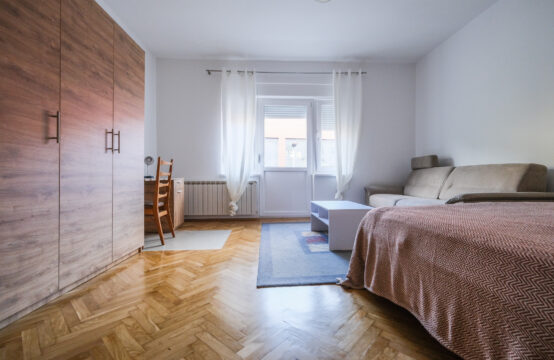 MEDVEDGRADSKA, TOP NOVOUREĐEN 2,5-SOBAN STAN***BEZ PROVIZIJE!!!***