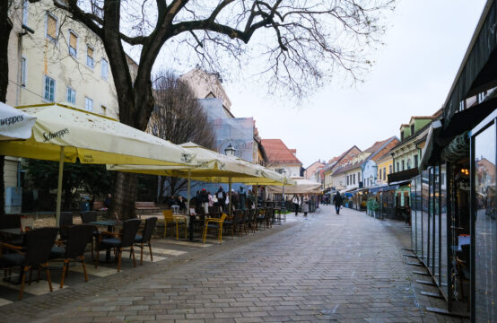 CENTAR, KOD TRGA!!! NOVOUREĐEN 2-SOBAN STAN***BEZ PROVIZIJE!!!***