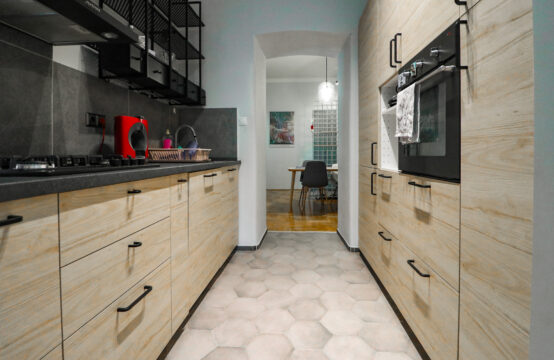 CENTAR, MODERAN 2-SOBAN S BALKONOM***BEZ PROVIZIJE!!!***