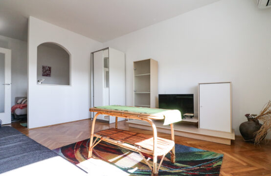 KNEŽIJA, LIJEP MANJI STAN S IZDVOJENIM SPAVAĆIM PROSTOROM ***BEZ PROVIZIJE!!!***